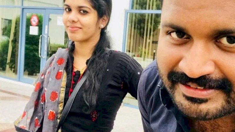 Nithin Chandran (kanan) bersama istri.