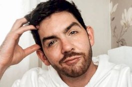 Waktu Kecil Dipanggil Bocah Jerawatan, Pria Ini Sekarang Jadi Model Produk Kecantikan