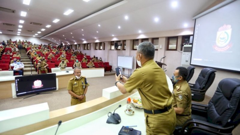 foto;PJ Wali Kota Makassar, Prof Yusran Yusuf memerintahkan agar seluruh camat dan lurah mengaktifkan kembali piket 24 jam sebagai bentuk deteksi dini dan cegah dini terhadap potensi konflik di masyarakat.

