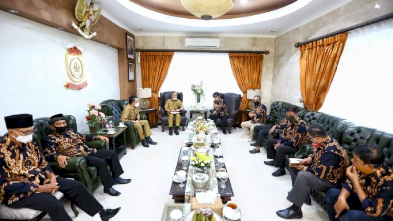 foto:Penjabat Wali Kota Makassar, Prof. Yusran Jusuf saat dikunjungi sejumlah LPM di Rumah Jabatan (Rujab) Wali Kota Makassar, Selasa (9/6/20).