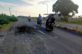 Masih Masa Pemeliharaan, Aspal Jalan Rp13 M Jeneponto Sudah Terbongkar