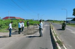PT Yabes Sarana Mandiri Perbaiki Bagian Rusak Jalan Lingkar Jeneponto