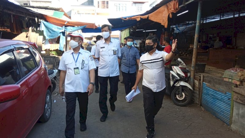 foto:PJ Wali Kota Makassar, Prof Yusran Jusuf pantau aktivitas di Pasar Terong, Rabu, (10/6).