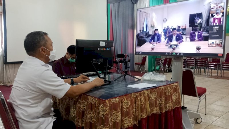 foto:Penjabat Wali kota Makassar Prof. Yusran Jusuf menggelar Halal Bi Halal dalam rangka menyambut Idul Fitri 1441 H bersama seluruh jajaran pengurus Dewan Pimpinan Wilayah Himpunan Keluarga Massenrempulu (DPW Hikma) Sulawesi Selatan secara virtual via aplikasi Zoom Rabu (10/6/2020) di Posko gugus depan Covid 19 Kota Makassar 

