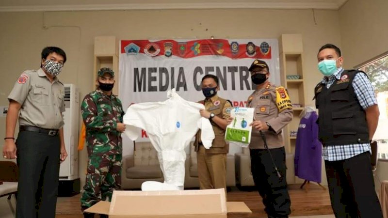 Bupati Bantaeng, H Ilham Azikin menerima bantuan alat pelindung diri (APD) dari Kodam XIV/Hasanuddin.