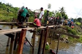 Patut Diapresiasi, Koramil 1406-05/Majauleng Bantu Warga Bangun Jembatan Kayu di Wilayah Terisolasi