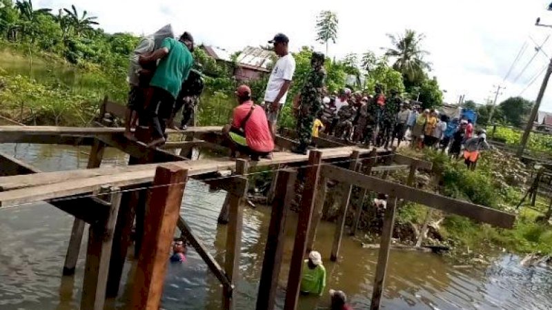 Patut Diapresiasi, Koramil 1406-05/Majauleng Bantu Warga Bangun Jembatan Kayu di Wilayah Terisolasi