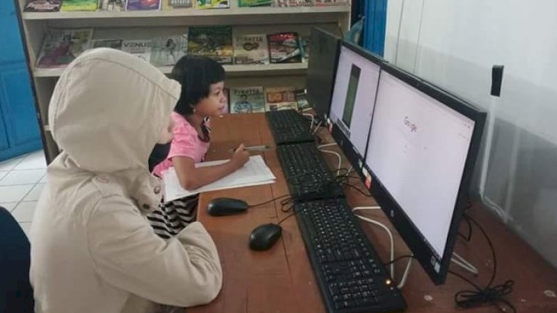 Memanfaatkan WiFi gratis, sejumlah siswa di Soppeng memilih melaksanakan ujian online di Perpustakaan Soppeng, Jalan Attang Benteng, Watangsoppeng.