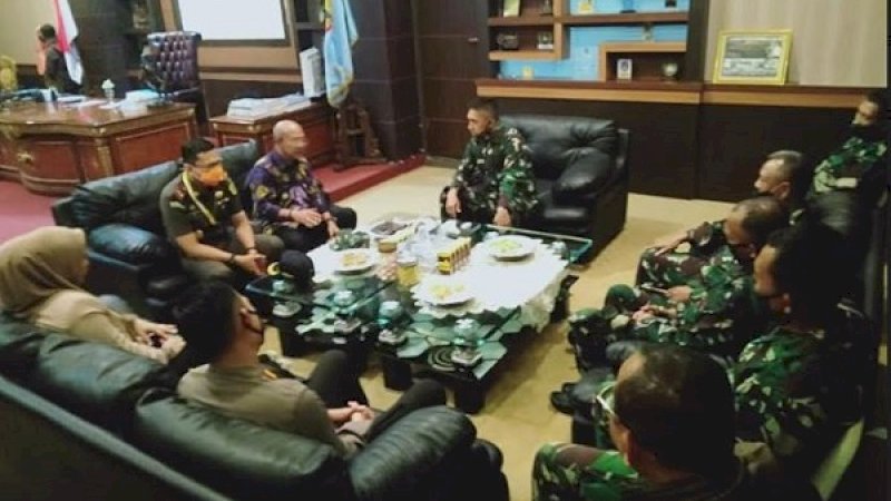 Bupati Jeneponto, Iksan Iskandar, menerima kunjungan dua jenderal TNI di ruang kerjanya, Kamis (11/6/2020). Suasana cair dan bincang lepas mewarnai pertemuan ini.
