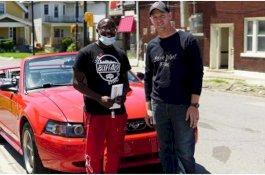 Remaja Ini Dapat Hadiah Mobil Usai Bersihkan Sampah Sisa Demo