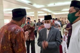 AGH Sanusi Baco Tiga Kali Nangis di Depan Gubernur Sulsel Usai Salat Jumat di Masjid Raya