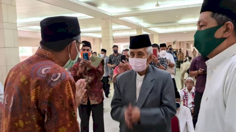 AGH Sanusi Baco berbincang dengan Gubernur Sulsel, Nurdin Abdullah.