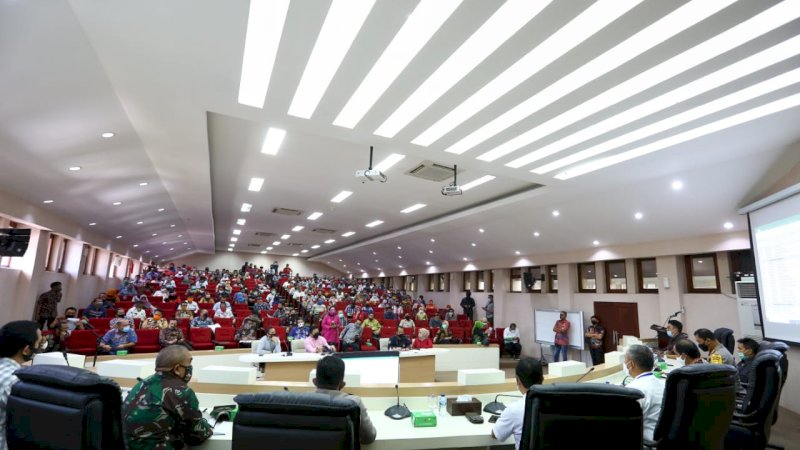 foto:PJ Wali Kota Makassar,  Yusran saat memimpin rapat Koordinasi bersama Forum Kordinasi Pimpinan Daerah (Forkopimda) Kota Makassar, KPU Kota Makassar, Badan Pengawas Pemilu (Bawaslu) Kota Makassar terkait pelaksanaan Pilkada Serentak,  di ruang Sipakatau Gedung Balaikota Makassar, Jumat (12/6/2020).