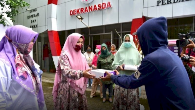 Dekranasda-PWP Pertamina Sulsel Buka Etalase Sedekah, Sediakan Nasi Kotak bagi Warga yang Butuh