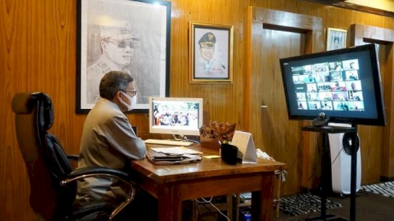 penyerahan Daftar Himpunan Ketetapan Pajak (DHKP) dan SPPT PBB Tahun Pajak 2020 kepada camat dan lurah, secara virtual, Jumat (12/6/2020).