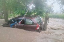 Banjir Bandang Terjang Rumbia Jeneponto, 1 Unit Mobil Terseret