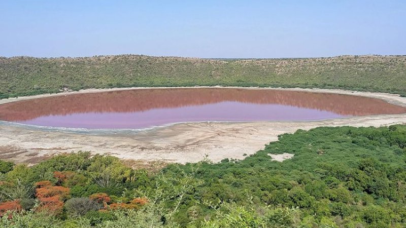 Danau yang berubah warna airnya.