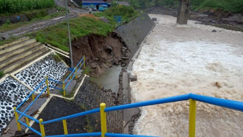 Bendungan Kelara di Jeneponto yang jebol akibat banjir.
