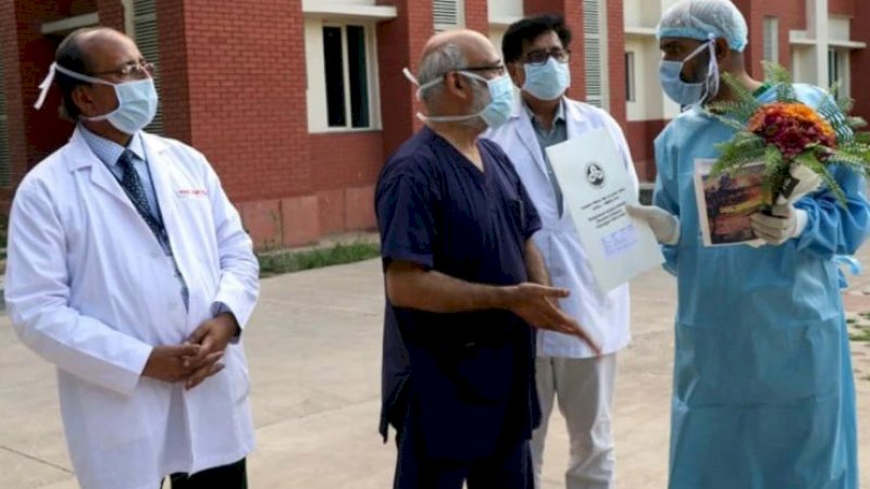 Pria yang sembuh dari Covid-19 setelah menjalani terapi plasma darah (kanan).