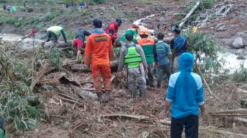 Relawan Wahdah Peduli dan Wahdah Inspirasi Zakat turun langsung ke lokasi banjir dan longsor di Jeneponto.