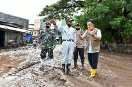 Tinjau Banjir Bantaeng, Gubernur Serahkan Bantuan Rp16 Miliar 
