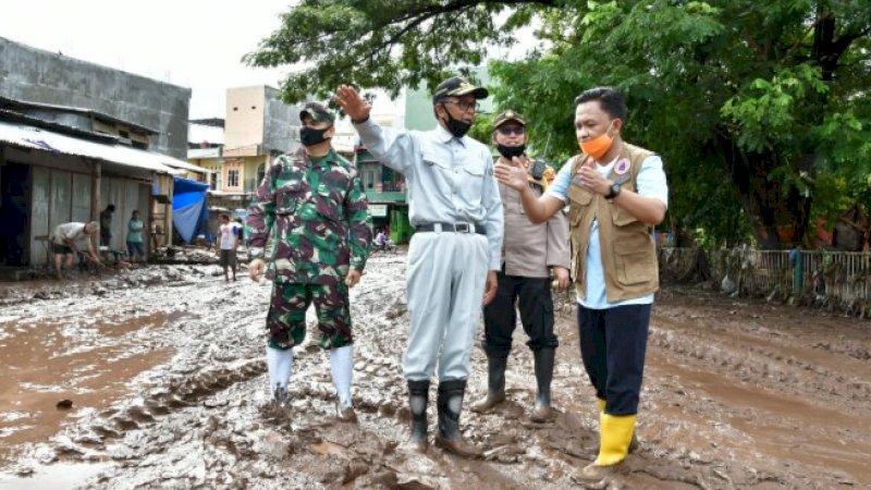 Gubernur Sulsel Nurdin Abdullah berbincang dengan Bupati Bantaeng, Ilham Azikin, Sabtu (13/6/2020).