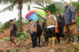 Jalan Sempit dan Tanjakan, Bupati Jeneponto Dampingi Wagub Sulsel Tinjau Longsor di Desa Kassi