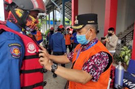 Pj Walikota Yusran Jusuf Lepas Tim Rescue Damkar Makassar Bantu Korban Banjir Bantaeng 