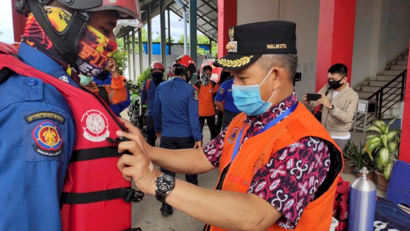 foto: Penjabat walikota Makassar Prof. Yusran Jusuf dihalaman upacara kantor Dinas Damkar Kota Makassar di Kompleks PDAM. Jalan Ratulang. Sabtu (13/6/20).