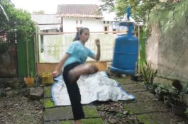 Samsaknya Saja Pakai Tabung Gas, Siapa Berani Lawan Pesilat Cantik Ini