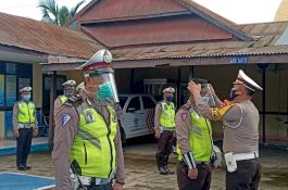 Layani Warga, Personel Polres Wajo Kini Pakai Face Shield
