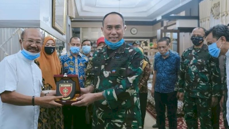Pangdam Hasanuddin Mayor Jenderal TNI Andi Sumange Rukka menerahkan cendera mata kepada Bupati Jeneponto, Iksan Iskandar.