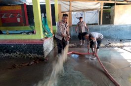 100 Personel Brimob Polda Sulsel Bantu Pembersihan di Bantaeng Pascabanjir