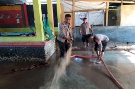 100 Personel Brimob Polda Sulsel Bantu Pembersihan di Bantaeng Pasca Banjir