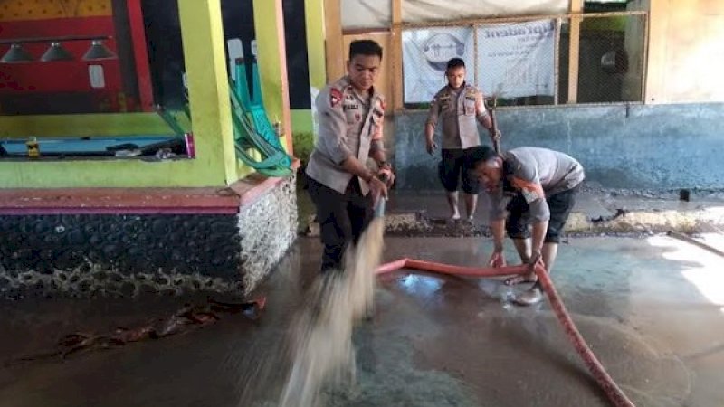 Brimob Polda Sulawesi Selatan turut mengerahkan anggotanya ke Kabupaten Bantaeng. Dalam rangka membantu pemulihan setelah daerah yang dijuluki Butta Toa itu dilanda banjir pada 12 Juni 2020 lalu.