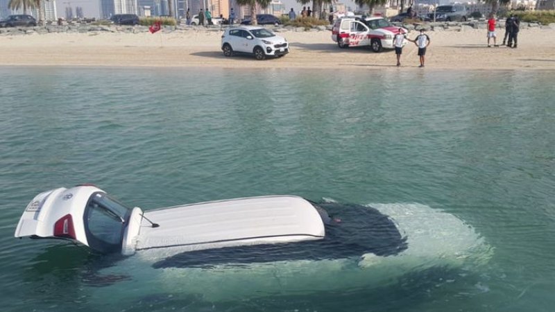 Mobil yang tercebur ke laut di Dubai.