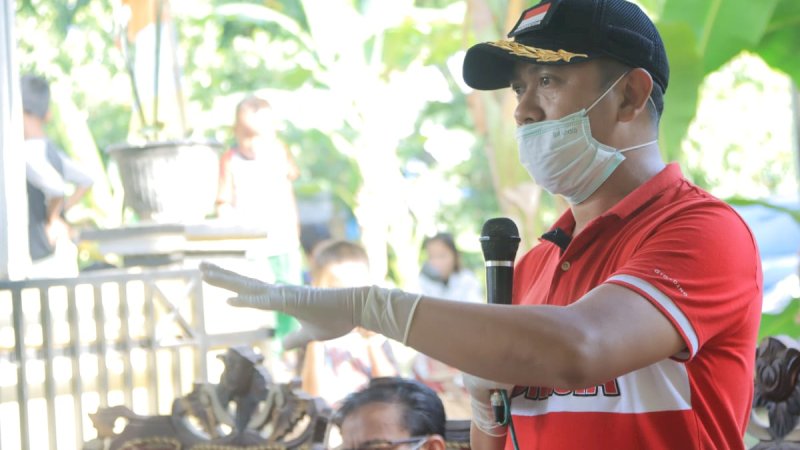 Bupati Takalar Syamsari saat berbincang dengan warga di Kantor Desa Mappakalompo, Kecamatan Galesong, pada Selasa (16/6/2020) pagi.