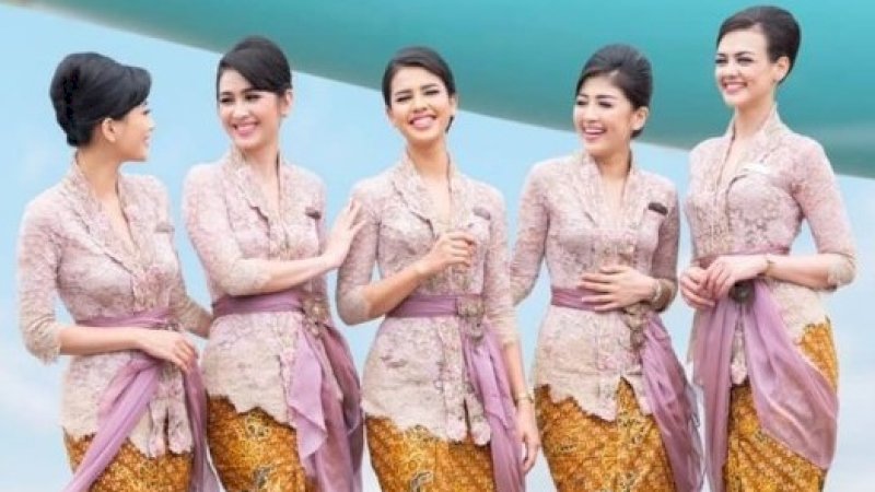 Pramugari Garuda Indonesia dalam balutan kebaya. (Foto: Instagram/@anneavantieheart)