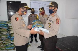 Polres Barru Kembali Salurkan Bantuan Beras ke Warga Terdampak Covid-19