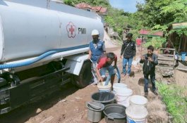 Pasca Longsor dan Banjir, Dinsos Jeneponto Pasok Air Bersih ke Rumbia