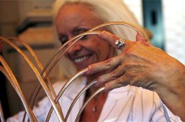 41 Tahun Tidak Pernah Dipotong, Wanita Ini Punya Kuku 8,65 Meter