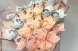 Senangnya Istri Dapat Kado dari Suami yang Ganti Bunga Asli Jadi Uang Kertas Rp10 Juta