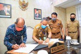 PT Makassar Raya Support Pemkot Makassar Serahkan Bantuan CSR Dua Unit Kendaraan Motor 