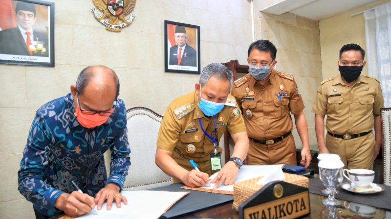 PT Makassar Raya Support Pemkot Makassar Serahkan Bantuan CSR Dua Unit Kendaraan Motor 