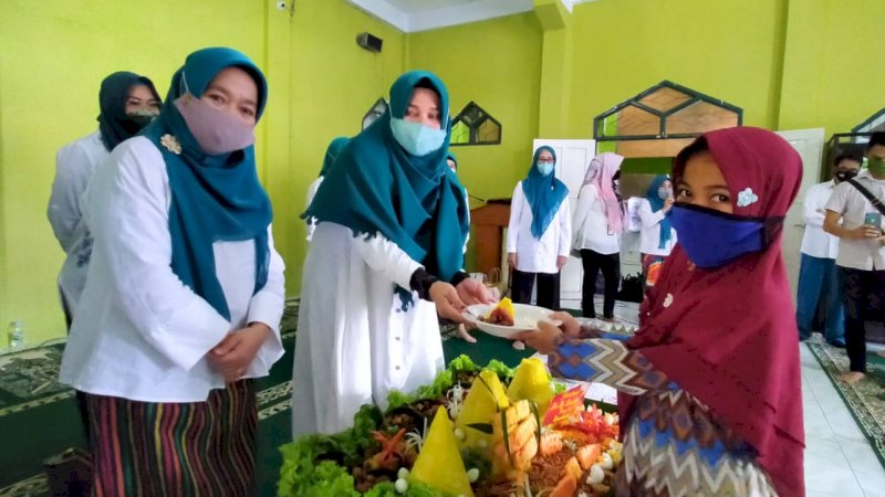 FOTO: Ketua TP PKK Kota Makassar, Andi Masniawati Z Yusran bersama Wakil Ketua PKK, Andi Batari Toja, dan pengurus PKK Makassar berkunjung ke Panti Asuhan Nahdiyat, Rabu (17/6/2020).