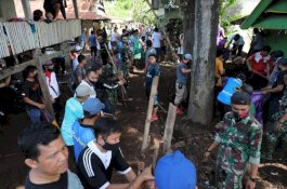 Fokus Pemulihan Pasca Banjir, Bupati Bantaeng Ikut Turun Tangan Bersihkan Lumpur