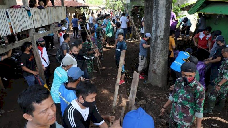 Fokus Pemulihan Pasca Banjir, Bupati Bantaeng Ikut Turun Tangan Bersihkan Lumpur