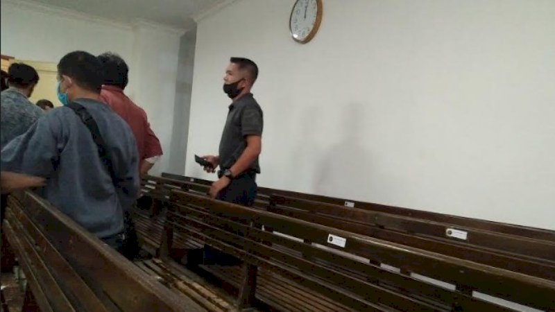 Mantan bendahara Brimob Polda Sulsel, Iptu Yusuf Purwantoro (pakai jam).
