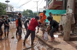 Gabungan Pecinta Alam Kompak Bersihkan Material Lumpur di Bantaeng