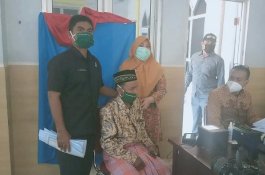 Kakek Disabilitas di Jeneponto Pertama Kali Urus KTP-el, Anggota Dewan Turun Tangan